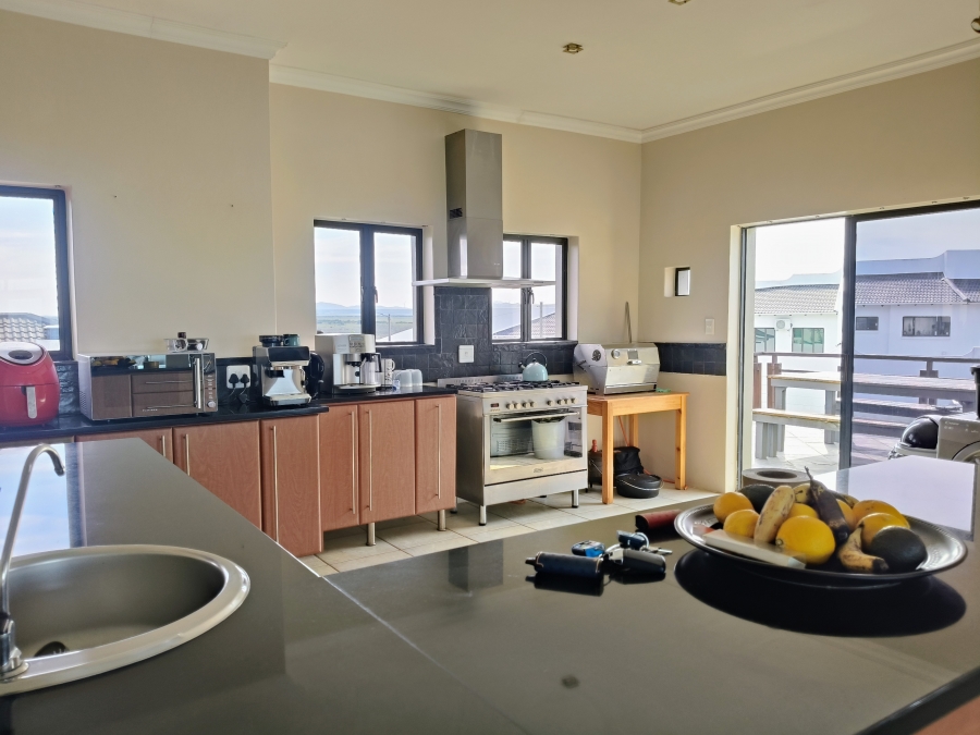 6 Bedroom Property for Sale in Paradise Beach Eastern Cape